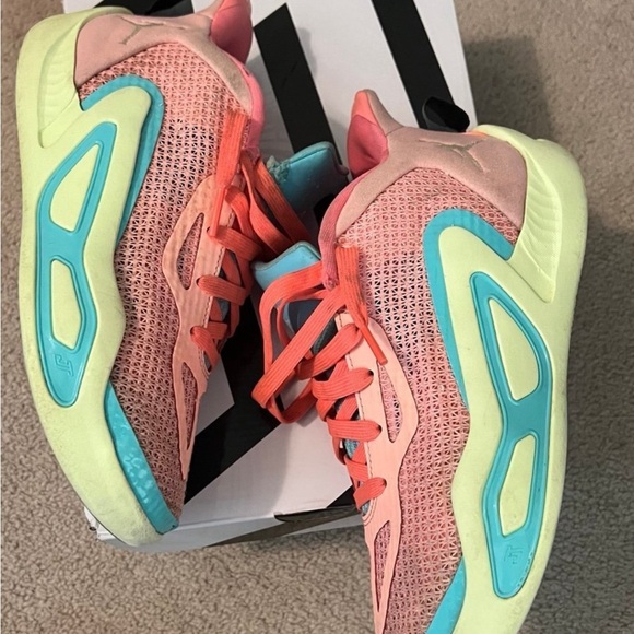 Jayson Tatum - Picture 2 of 3